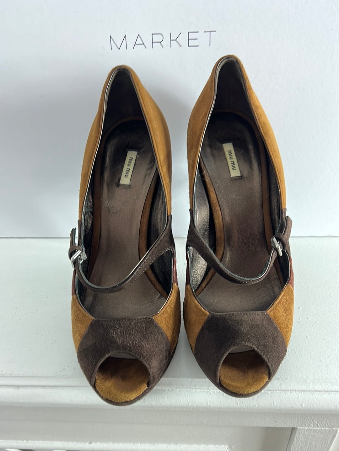 MIU MIU. Tazones peeptoes marrones detalle tacón. T 37,5