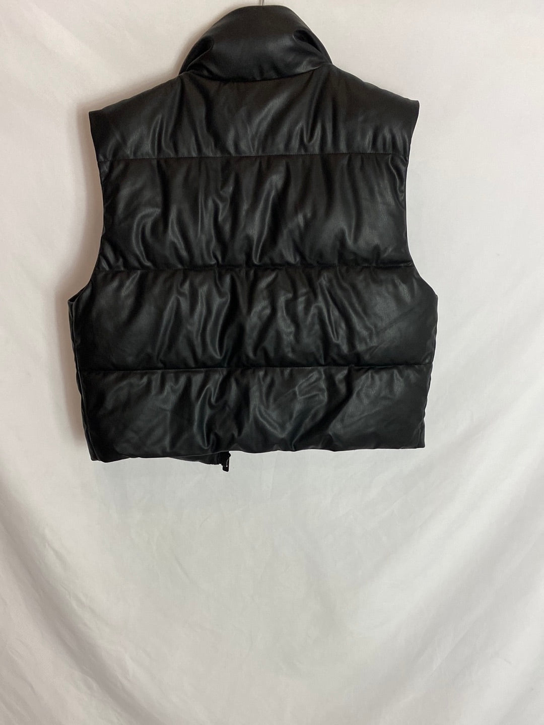 ZARA. Chaleco polipiel negro. T.M
