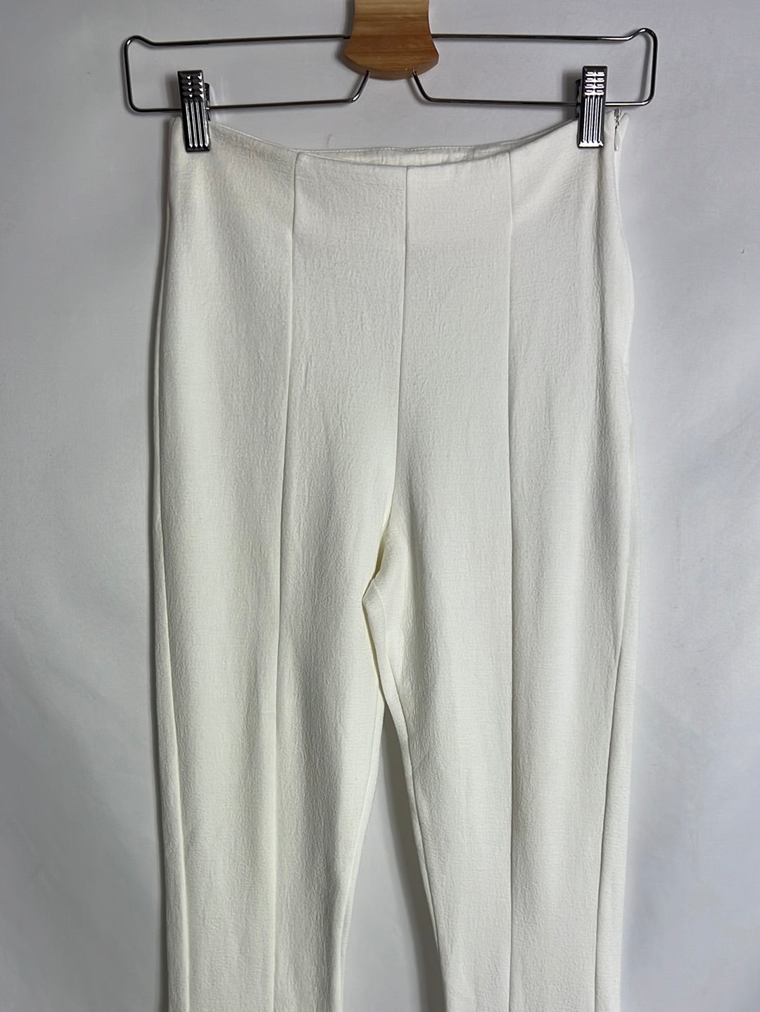 ZARA. Pantalón textura blanco flecos. T S