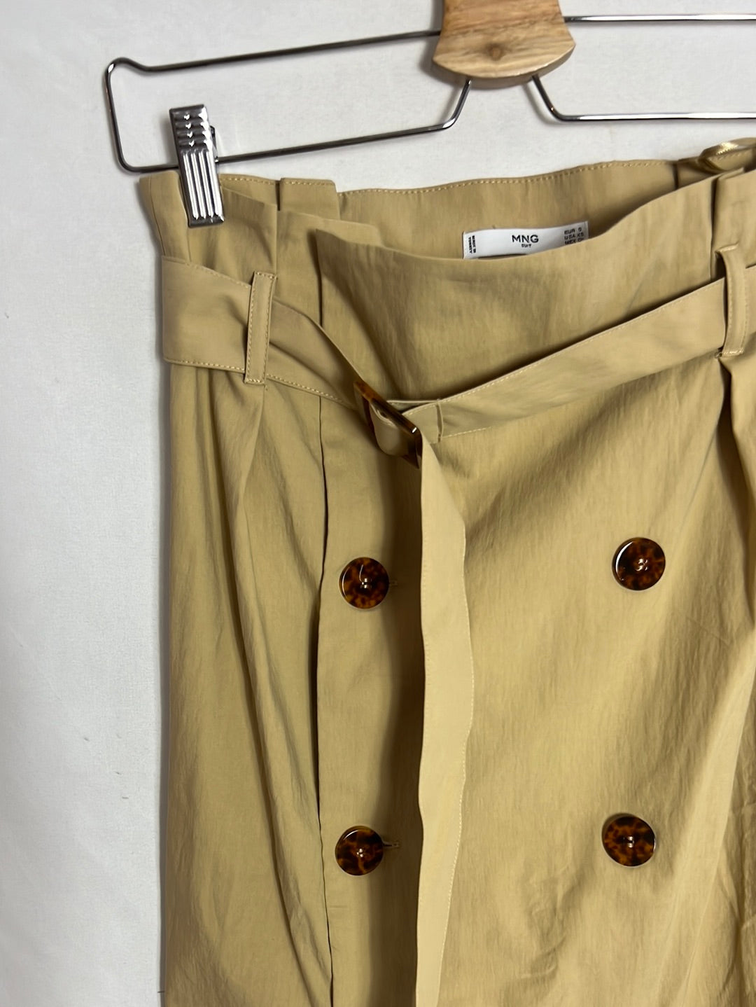 MANGO. Falda midi beige botones nácar. T S