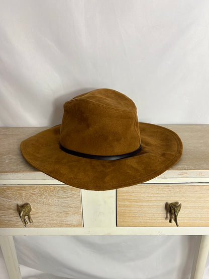 ZARA. Camel faux leather hat. TS