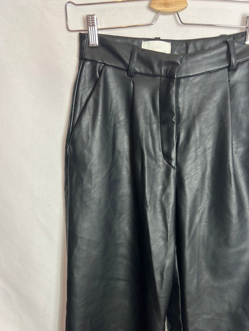 H&M. Pantalón negro polipiel T.36