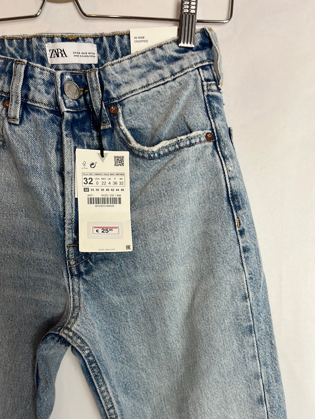 ZARA. Pantalón denim claro cropped. T 32