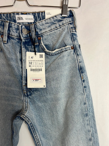 ZARA. Pantalón denim claro cropped. T 32