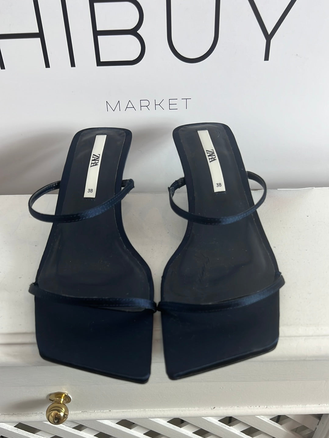 ZARA. Sandalia azul satinada tacón diseño. T 38