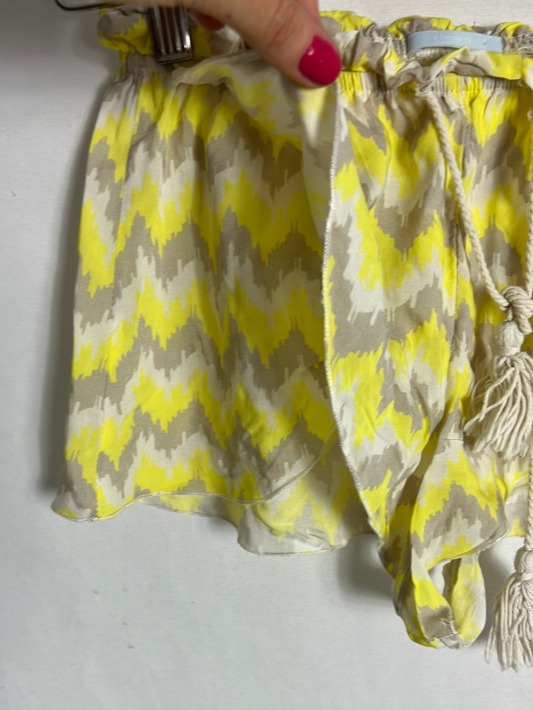 EBERJEY. Shorts  fluidos estampados amarillo. T S/M