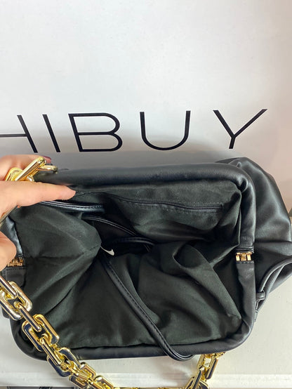 OTRAS. Bolso negro polipiel cadena.