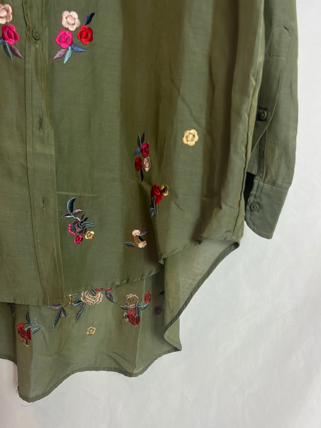 ZARA. Blusa verde fluida bordados. T L