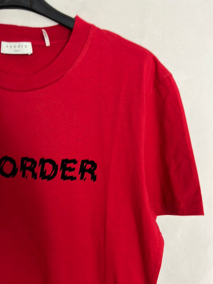 SANDRO. Camiseta roja letras negras. T M/L