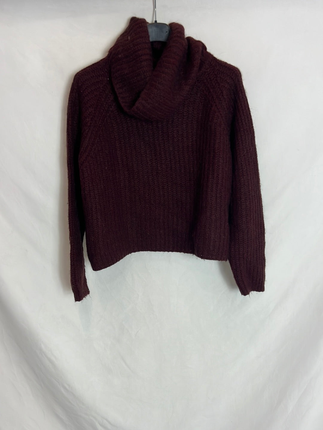 ZARA. Jersey burdeos cuello vuelto. T M