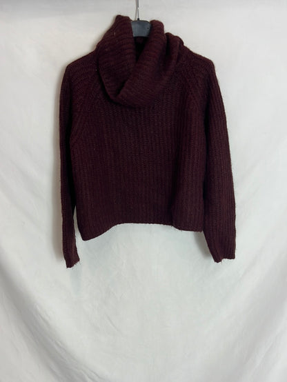 ZARA. Jersey burdeos cuello vuelto. T M
