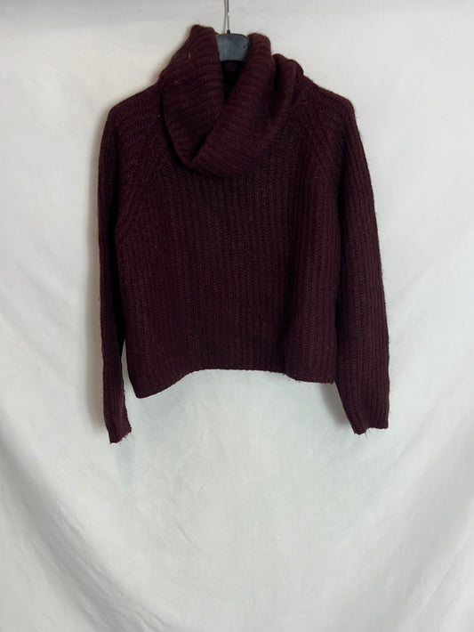 ZARA. Jersey burdeos cuello vuelto. T M