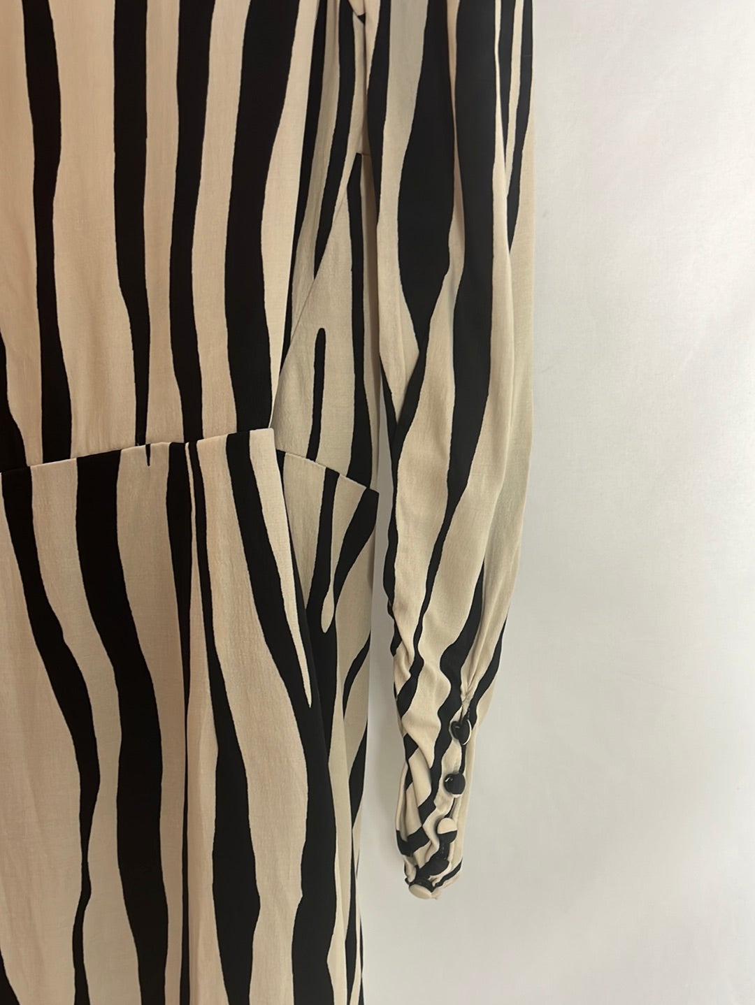 ZARA. Vestido corto beige y negro cruzado. T XS