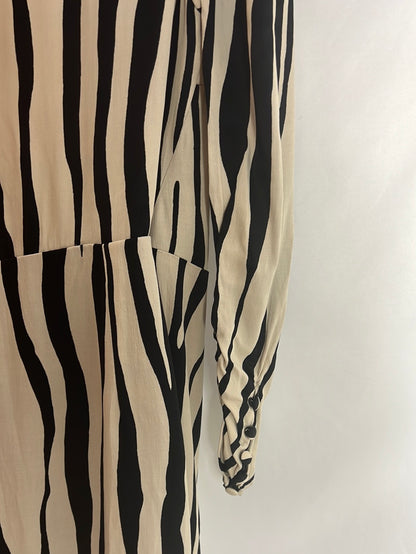 ZARA. Vestido corto beige y negro cruzado. T XS