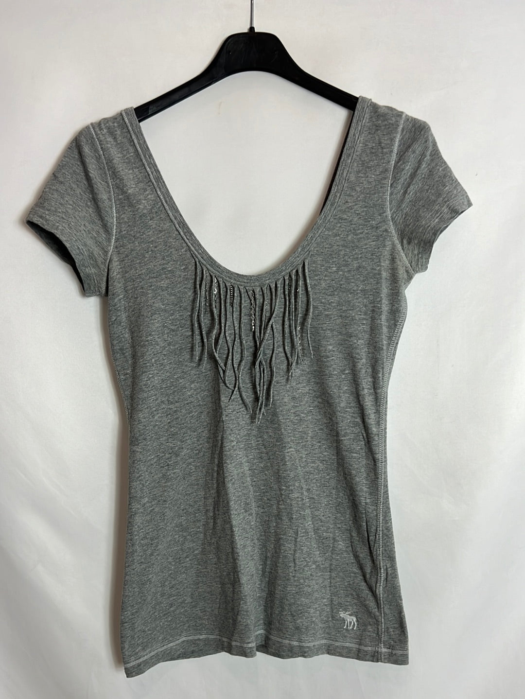 ABERCROMBIE&FITCH. Camiseta ajustada gris flecos. T M