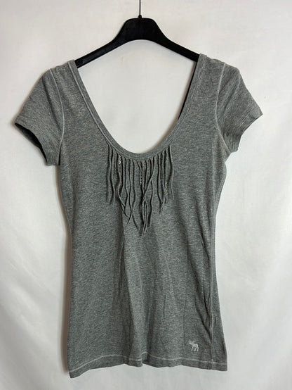 ABERCROMBIE&FITCH. Camiseta ajustada gris flecos. T M