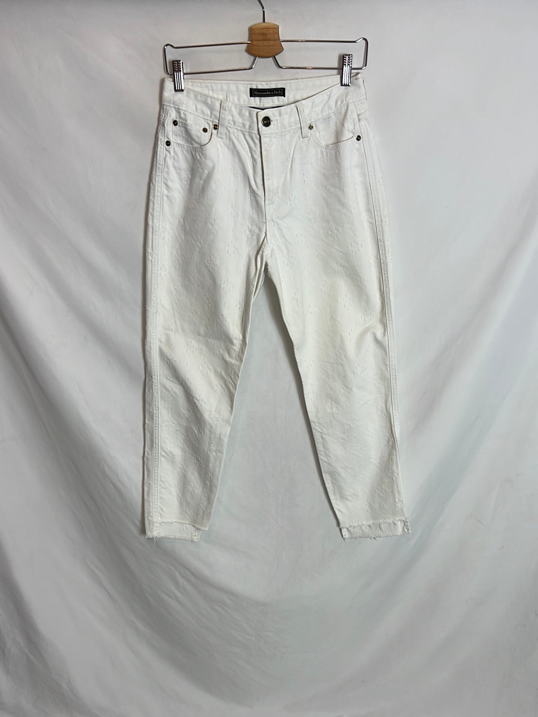 ABERCROMBIE & FITCH. Pantalón vaquero blanco bordados. T 27 (36)