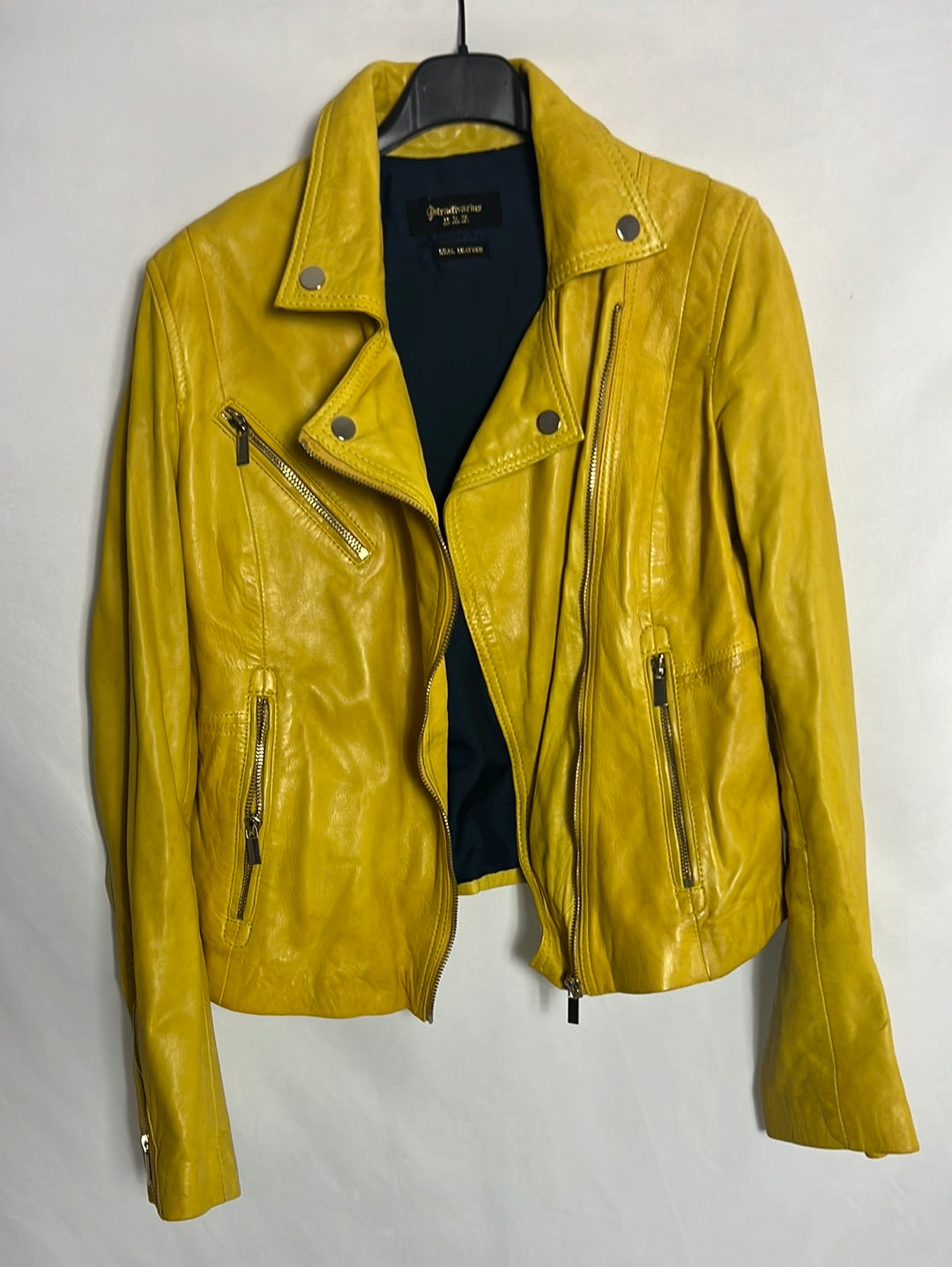 STRADIVARIUS. Chaqueta piel amarilla estilo biker. T M