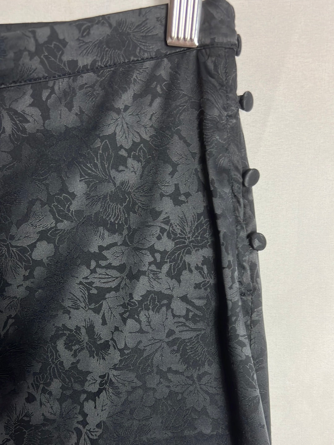 INTIMATELY. Falda midi negra estampada. T S