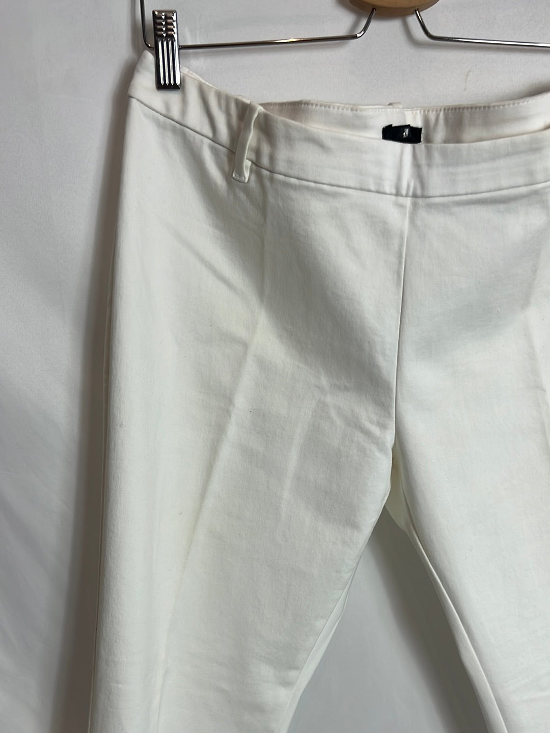 H&M. Pantalones blancos pinzas cropped. T 46
