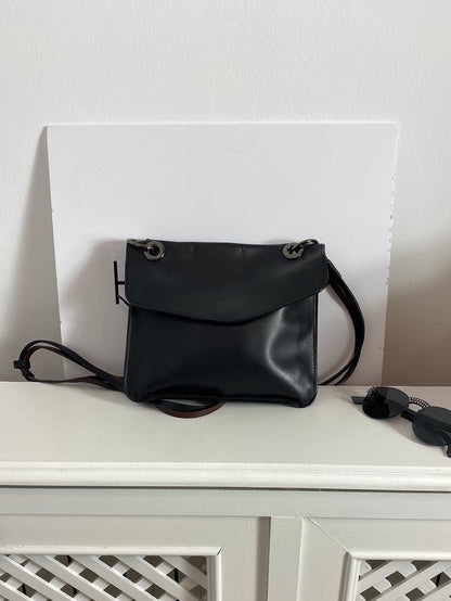 OTRAS. Bandolera negro piel