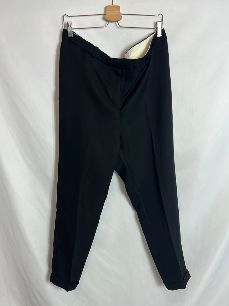 H&M. Pantalón pinzas negro. T 46