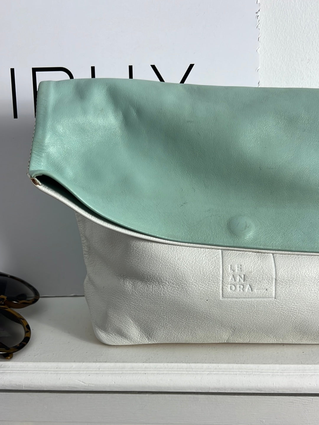 LEANDRA. Tricolor leather handbag