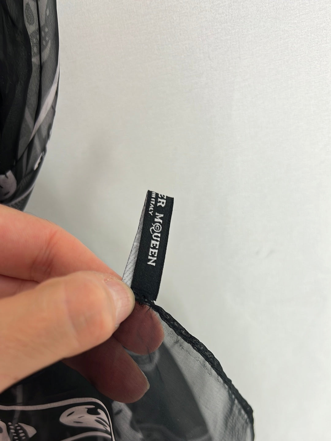 ALEXANDRE MQUEEN. Pañuelo negro calaveras