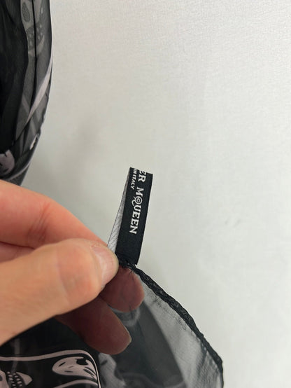 ALEXANDRE MQUEEN. Pañuelo negro calaveras