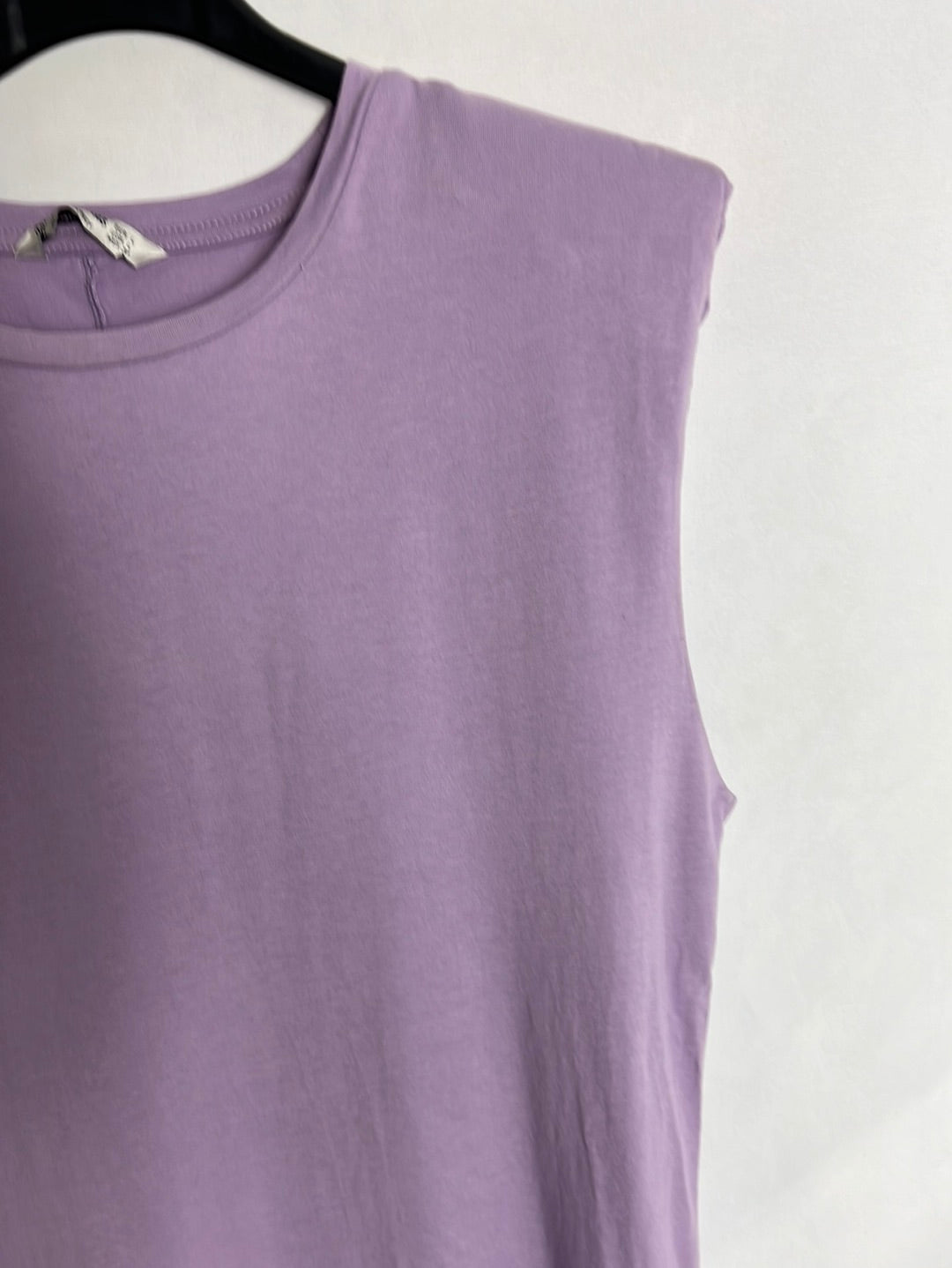 STRADIVARIUS. Vestido corto lila hombreras. T L
