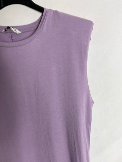STRADIVARIUS. Vestido corto lila hombreras. T L