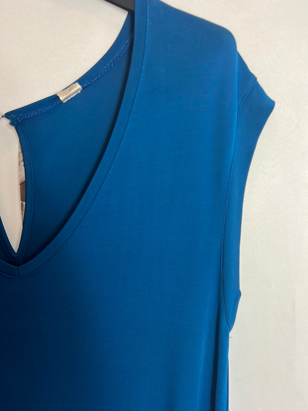 OTRAS. Vestido corto azul cadena dorada. T M