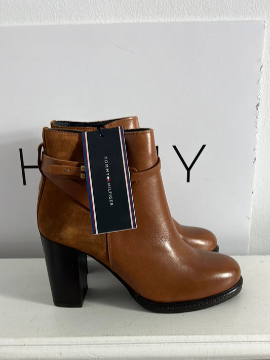 TOMMY HILFIGUER. Botines piel con tacón T.38