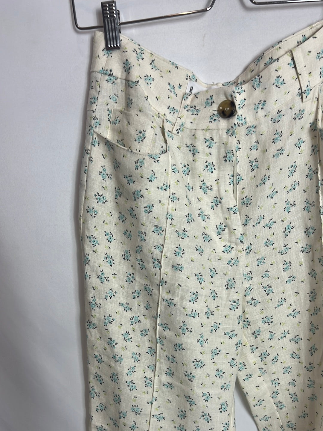 MANGO. Pantalón lino fluido flores. T 34