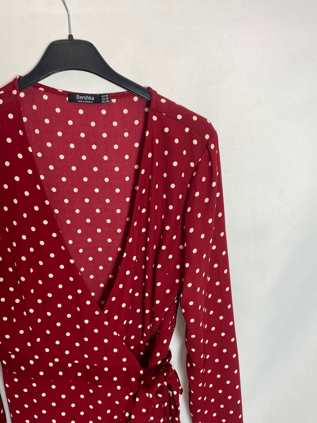 BERSHKA. Vestido corto manga larga lunares rojo cruzado. T.m