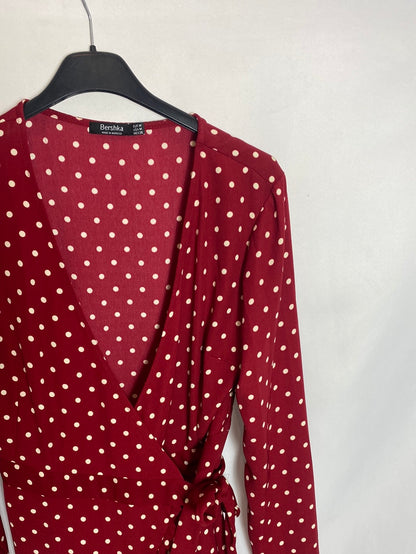 BERSHKA. Vestido corto manga larga lunares rojo cruzado. T.m