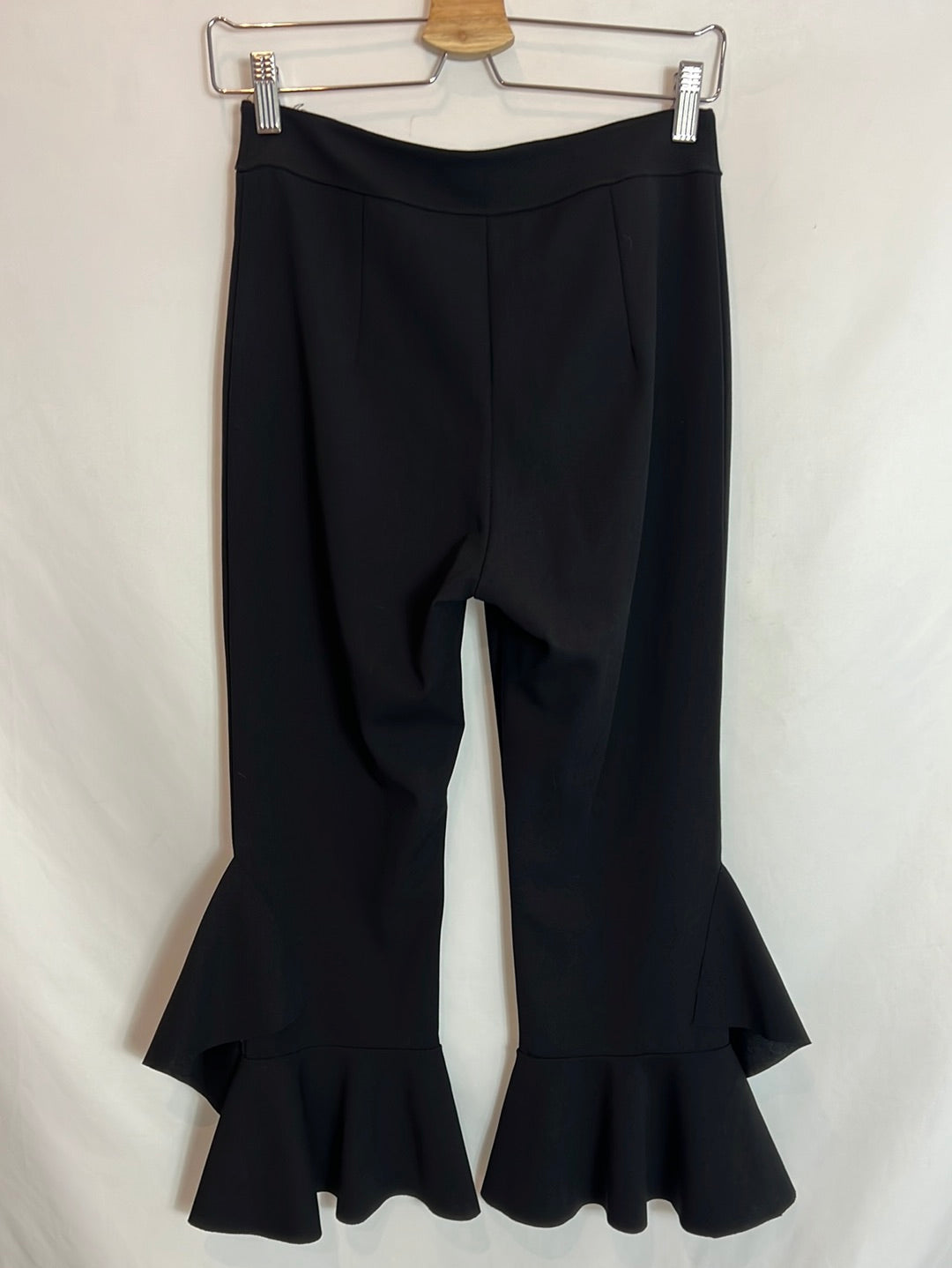 SENSE. Pantalón negro volantes T.m