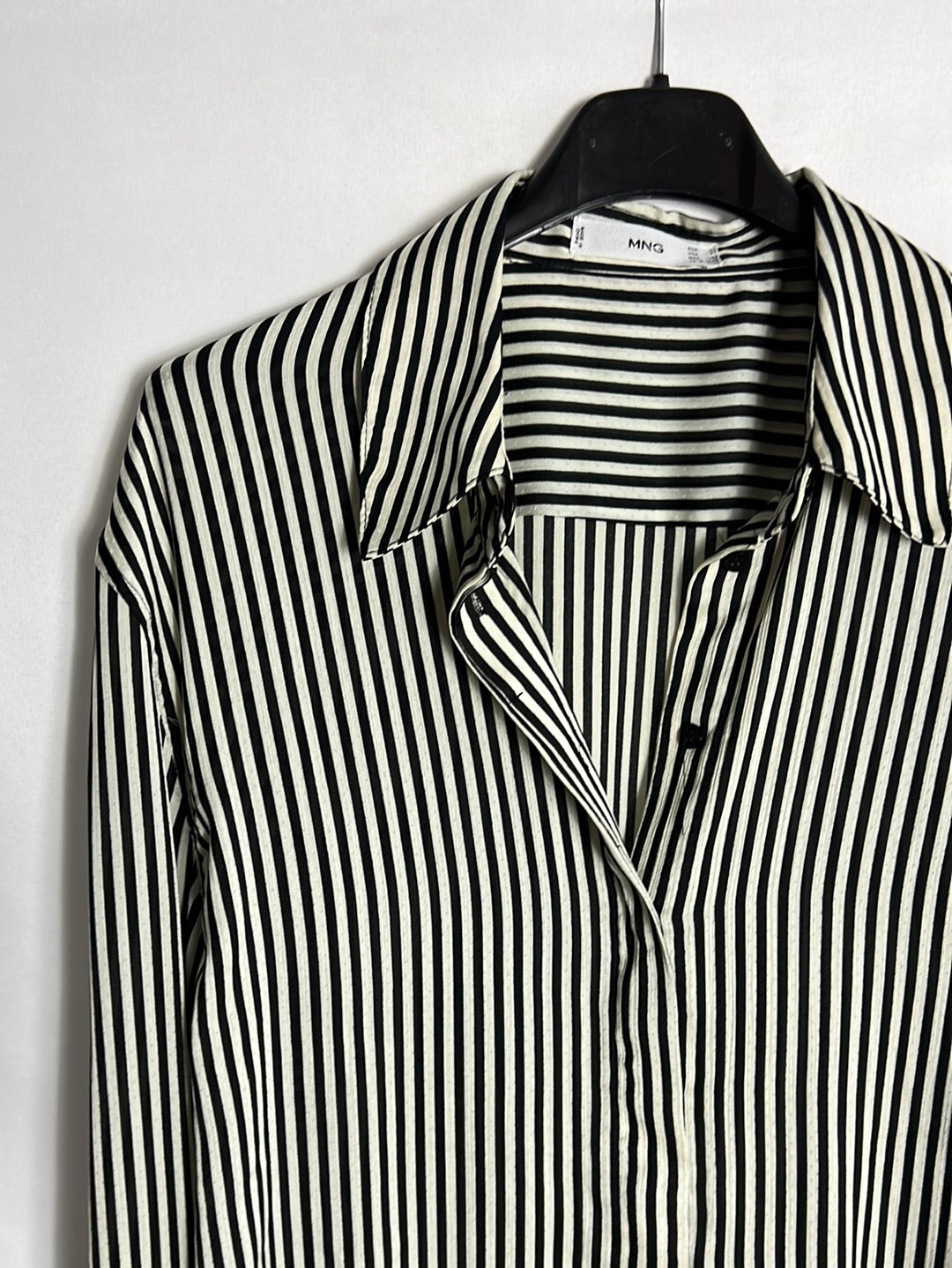 MANGO. Blusa fluida rayas beige y negra. T S