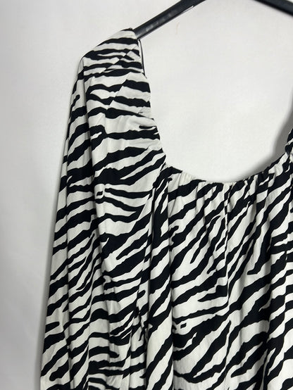 ZARA. Vestido corto estampado blanco y negro. T S