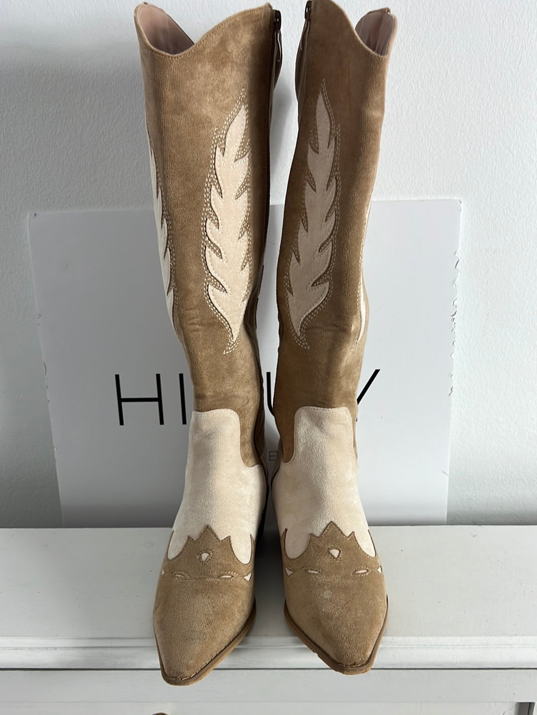 CLAUDIA. Two-tone cowboy-style high boots. Size 38