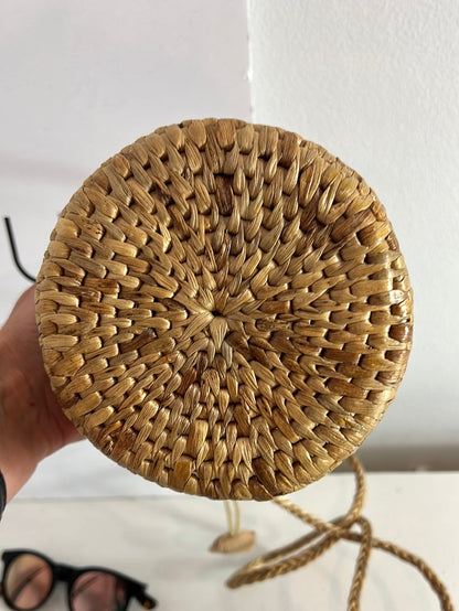 OTRAS. Bolso pequeño mimbre