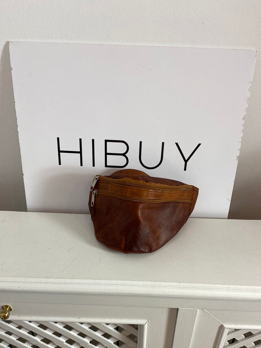 OTRAS. Riñonera vintage marrón.