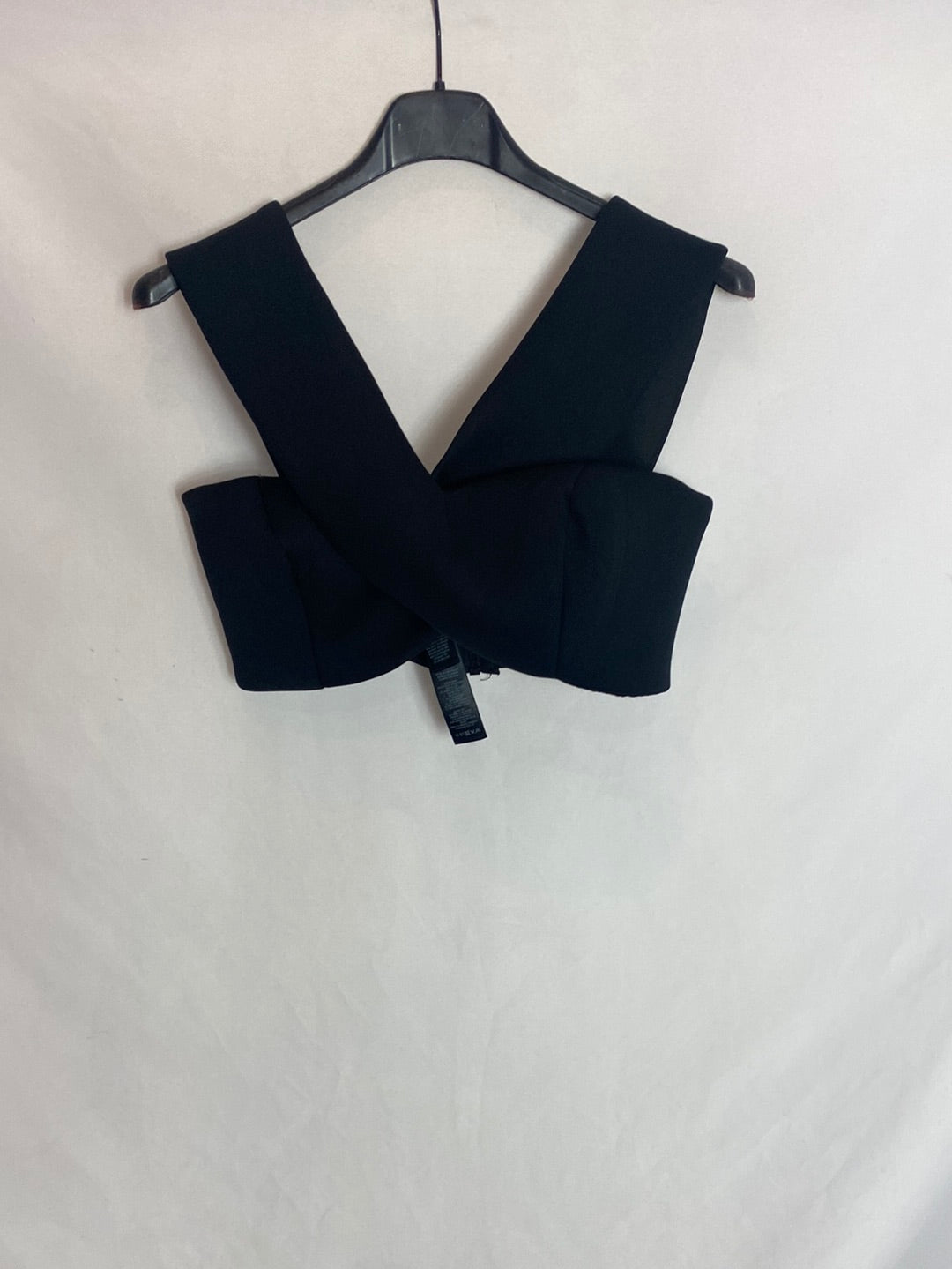 ASOS. Crop top negro cruzadop. T.XS