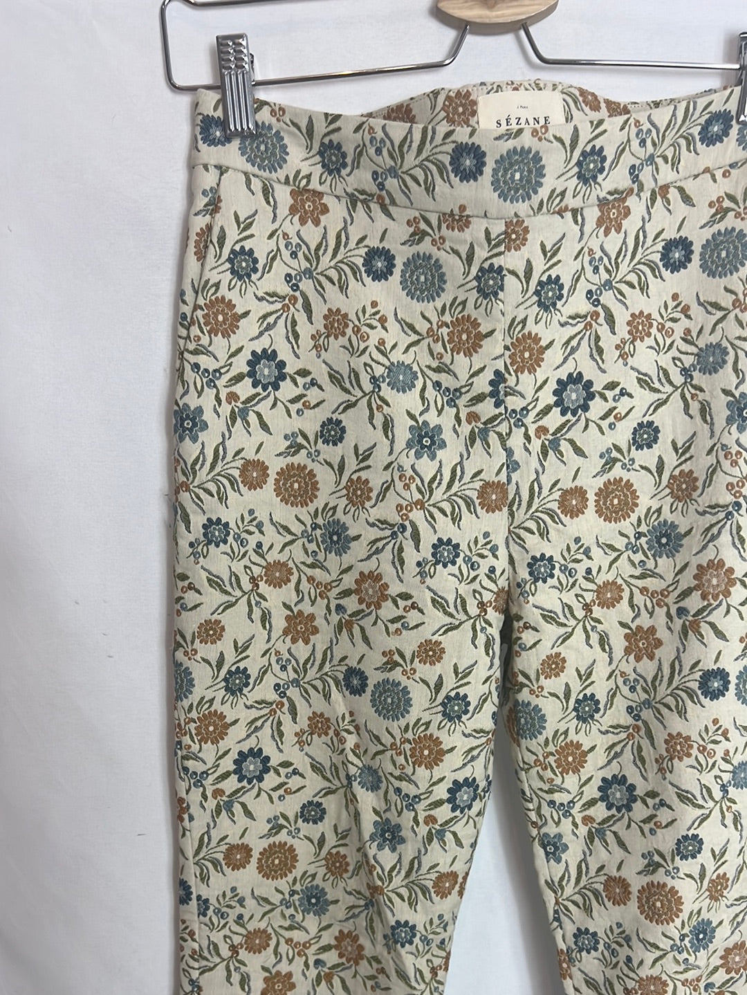 SEZANE. Patalón beige flores  T.36
