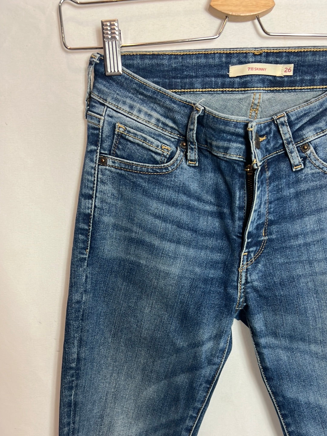 LEVI'S. Medium wash skinny denim pants. Size 26 (36)