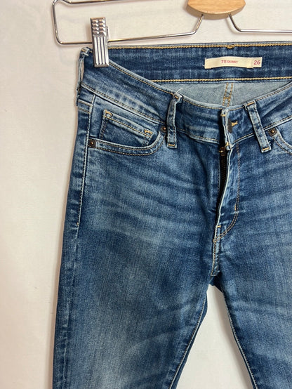 LEVI'S. Medium wash skinny denim pants. Size 26 (36)