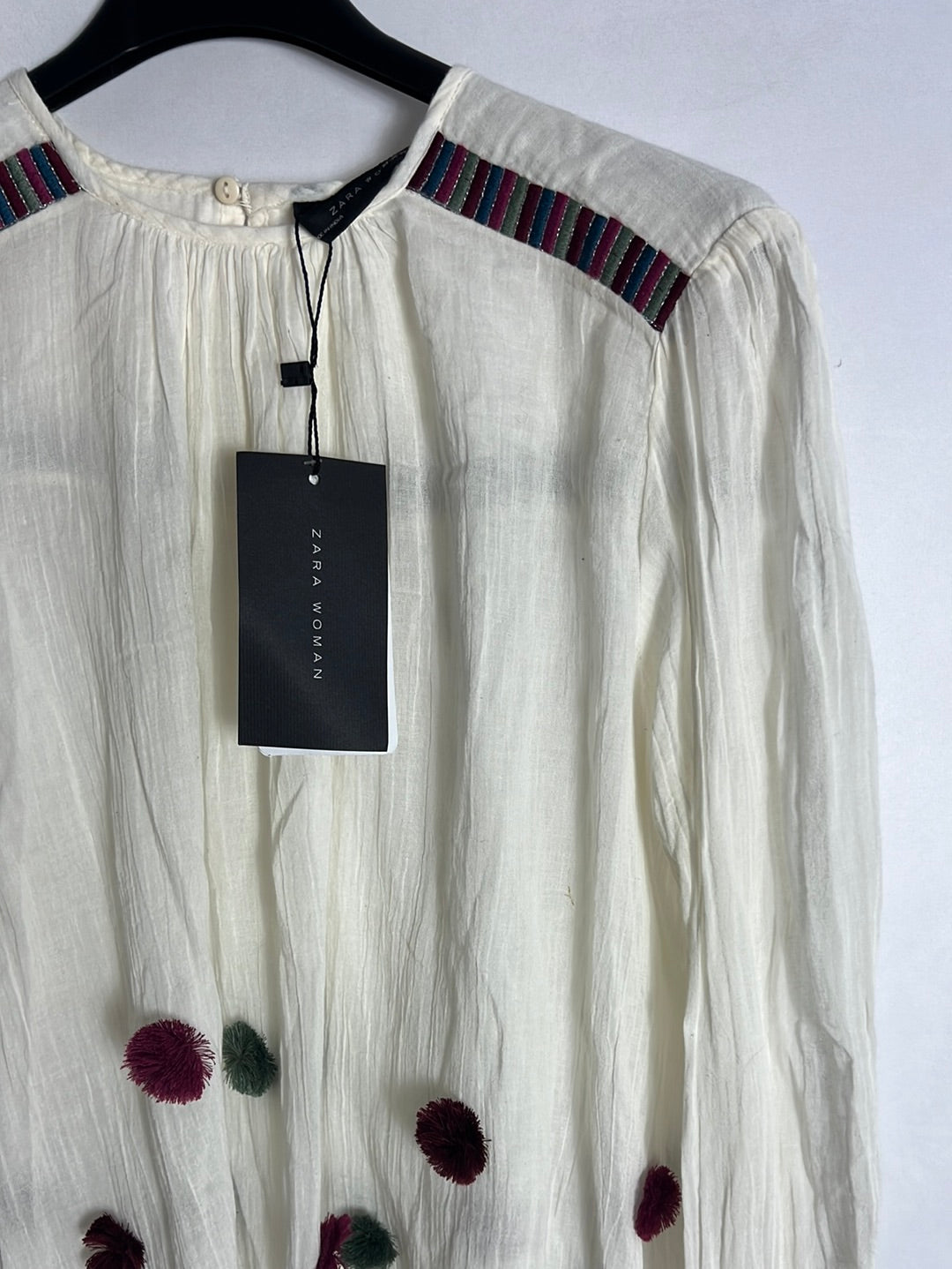 ZARA. Blusa semitransparente borlones colores. T XS
