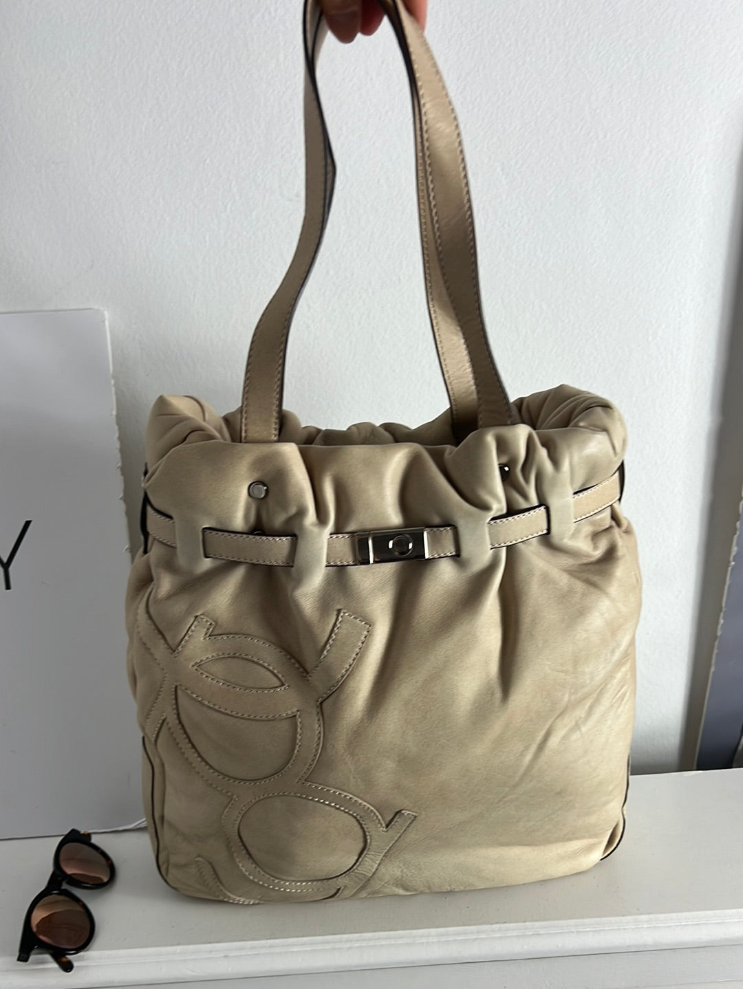 PURIFICACIÓN GARCIA. Bolso beige acolchado piel