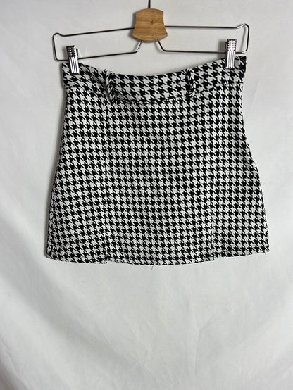 LEFTIES. Short houndstooth skirt. TM