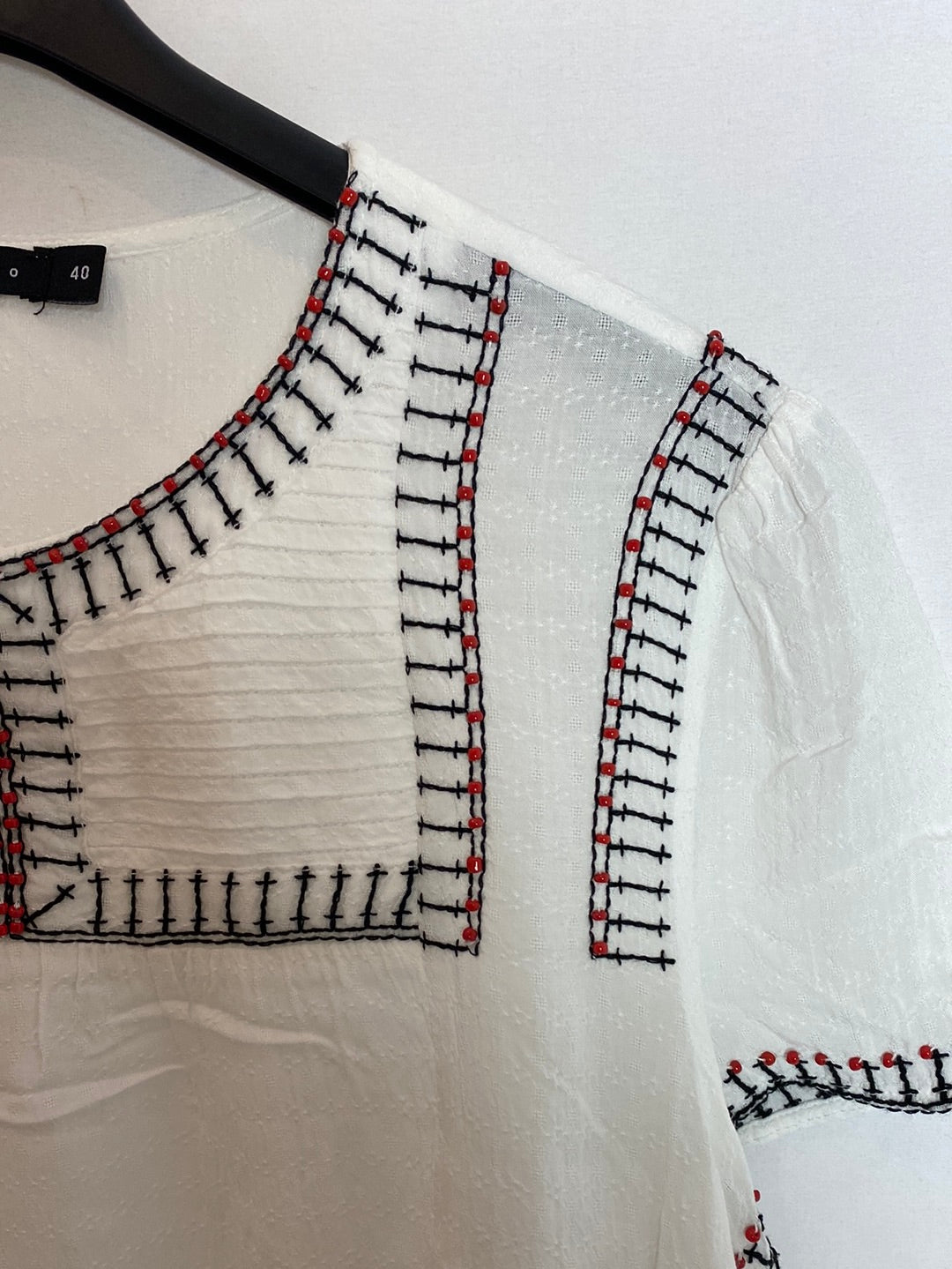 TINTORETTO. Blusa blanca bordada T.40